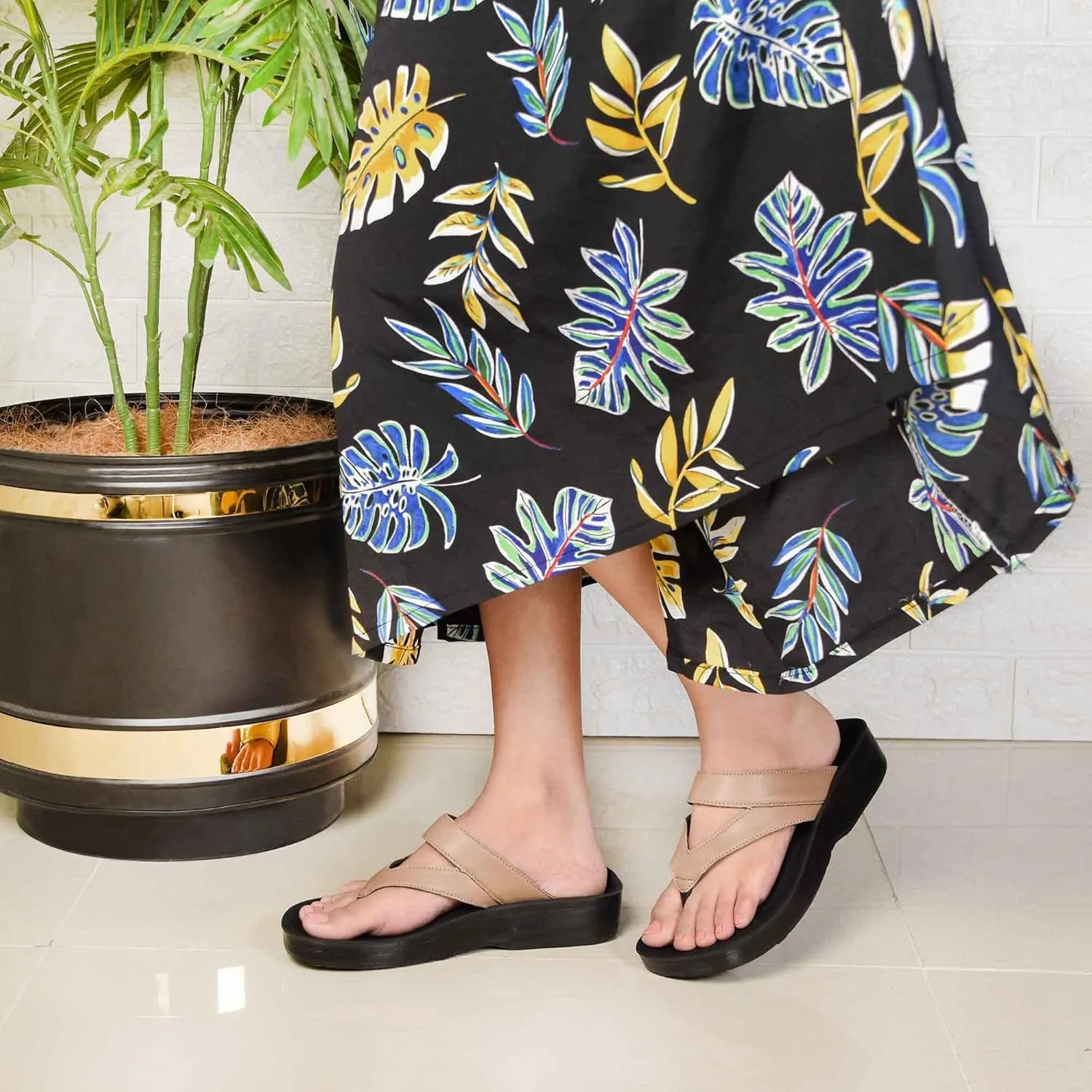 AEROTHOTIC Comfy Open Toe Arch Support Flip Flops for Women Cushion Padded Stylish Straps Dressy Sandals Walking Travel Beach Wear