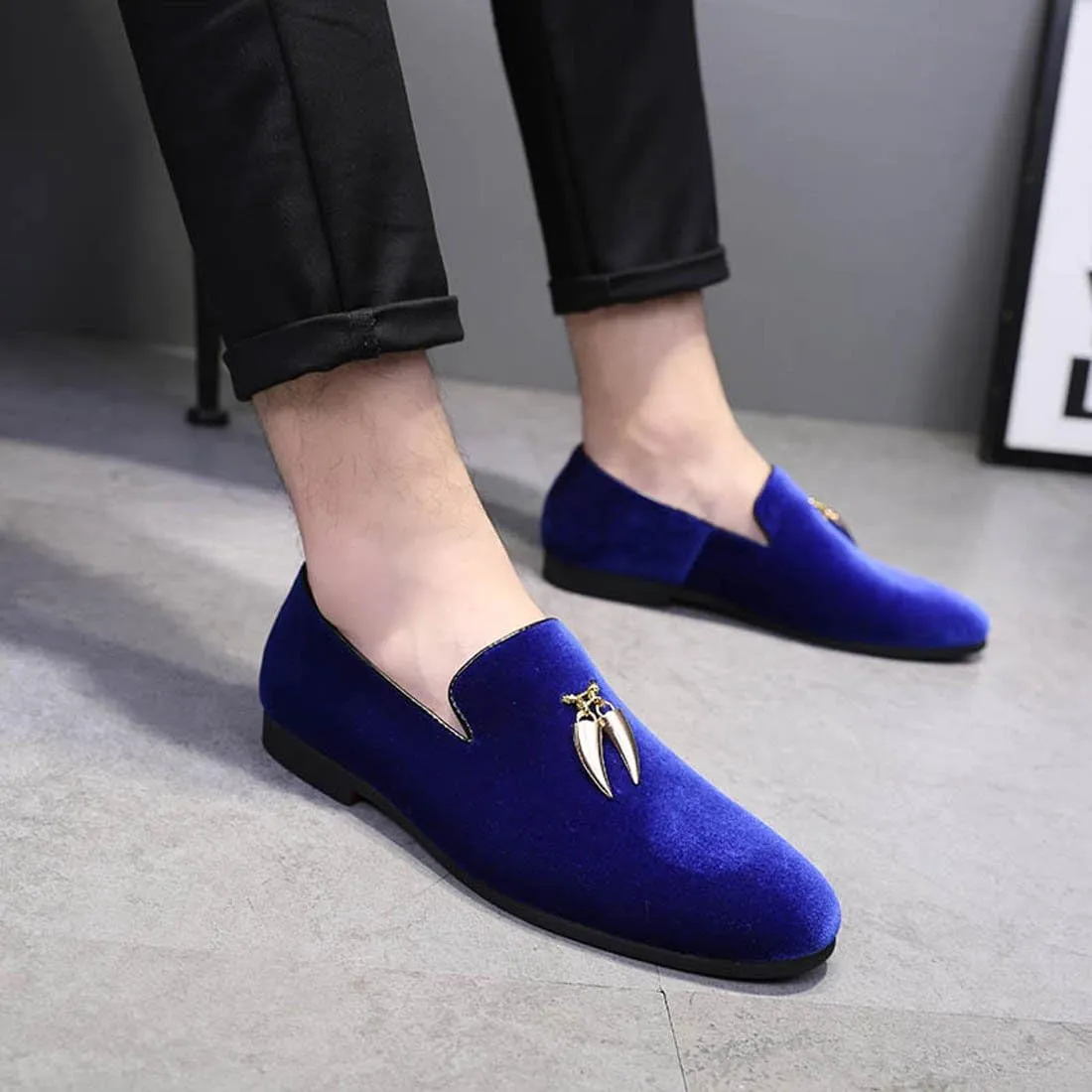 Santimon Loafers Shoes Men Fashion Slip on Metal Fringed Round Toe Velvet Smoking Slipper Moccasins Driving Shoes Black Blue Red