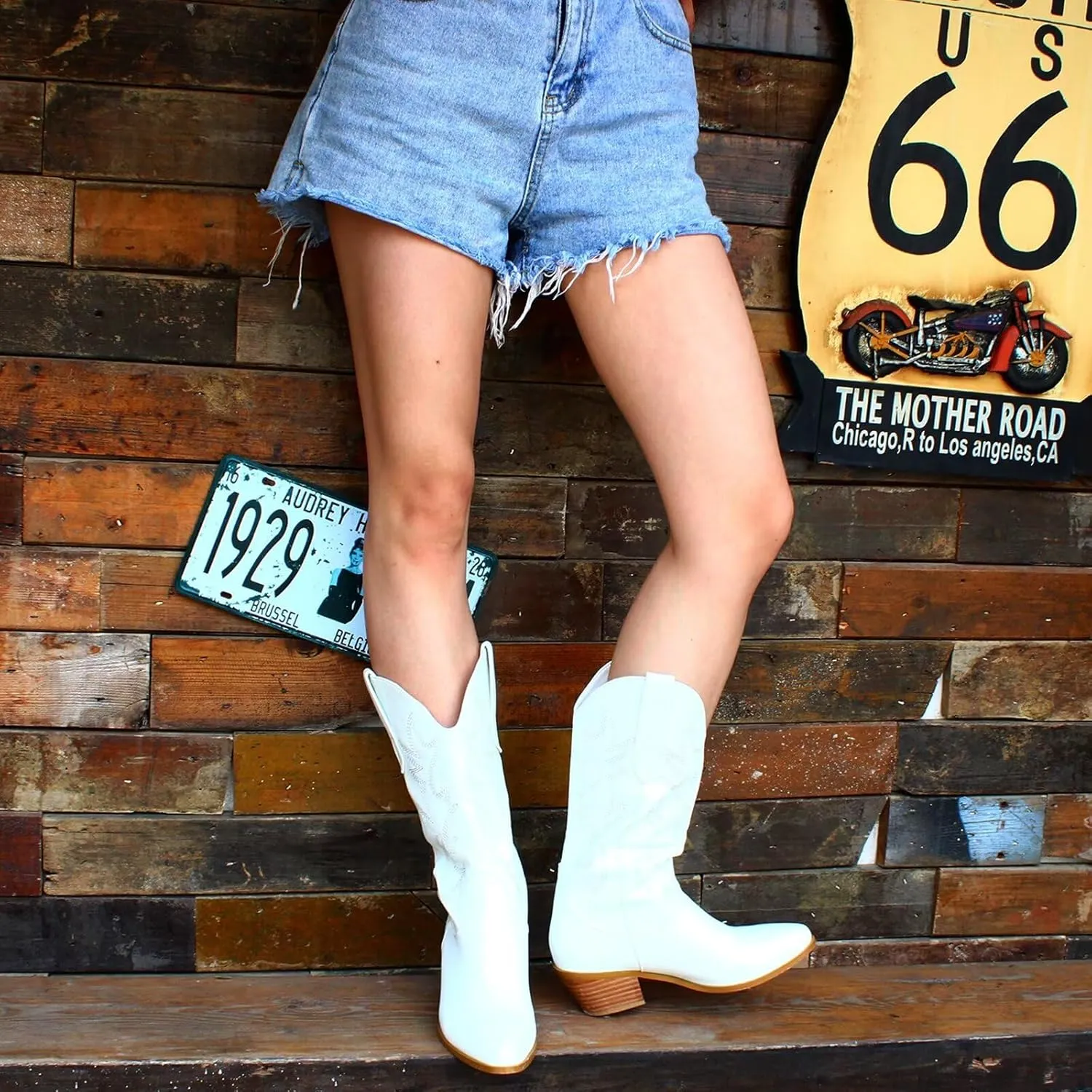 Women's Embroidered Western Cowboy Boots Cowgirl Boots Mid Tube Pointed Toe Chunky Heel Shiny Vintage Fashion Gold Boots